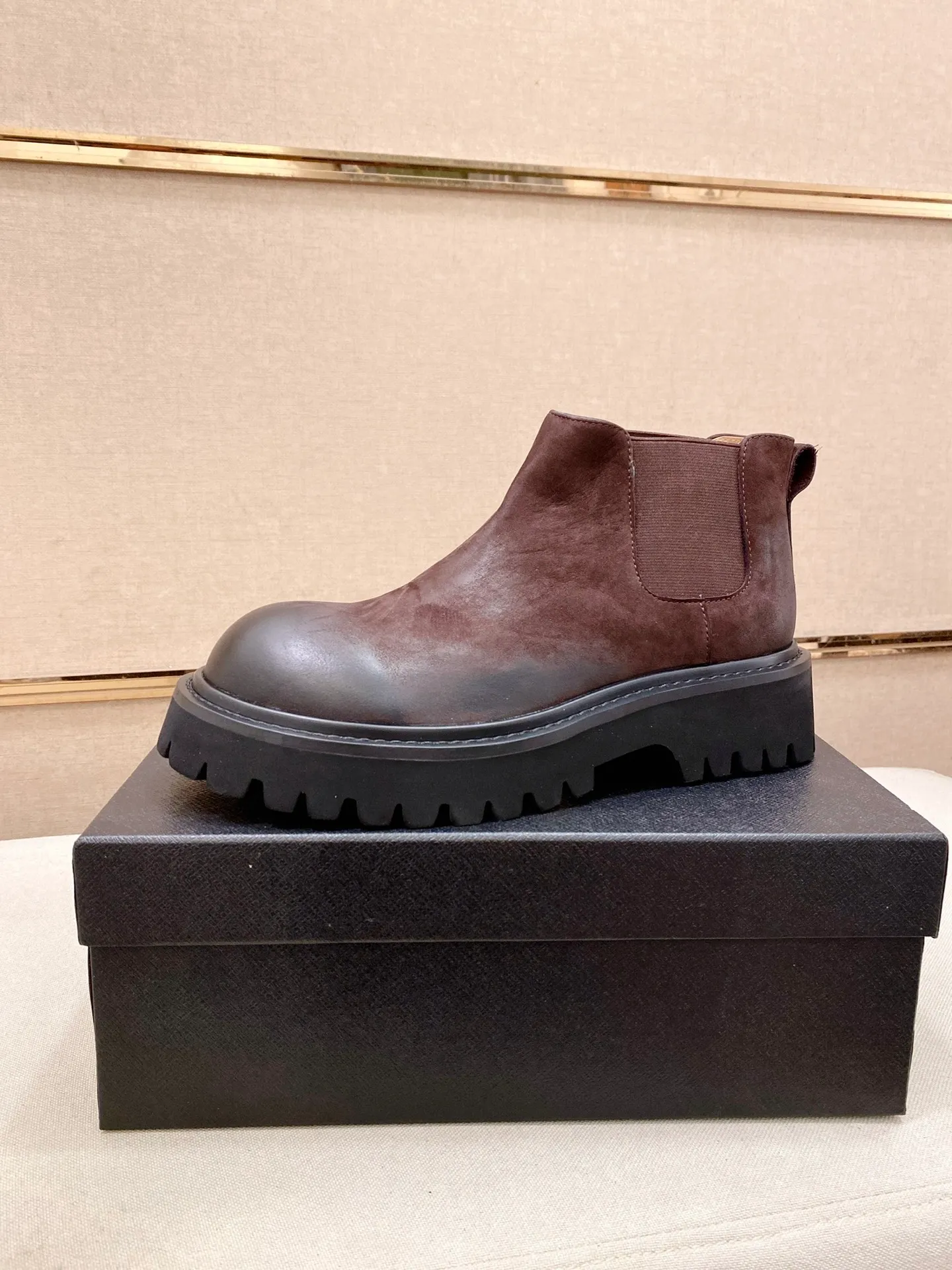 Factory price 580💰 The new PRADA (Prada) counters are launched simultaneously, new men's shoes, 😘fabrics are selected from cowhide. Lining: Full sheepskin lining. 👍🏿 High-end ☄️ air-cushion molded anti-slip rubber outsole, exquisite lines, simple and elegant, comfortable and high-end for leisure travel. Number of yards: 38 to 44. Can be ordered for 45 non-refundable